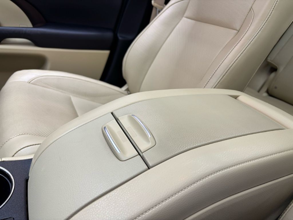 2015 Toyota Highlander Image 28