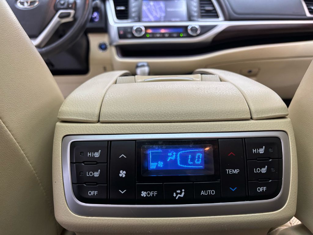 2015 Toyota Highlander Image 31