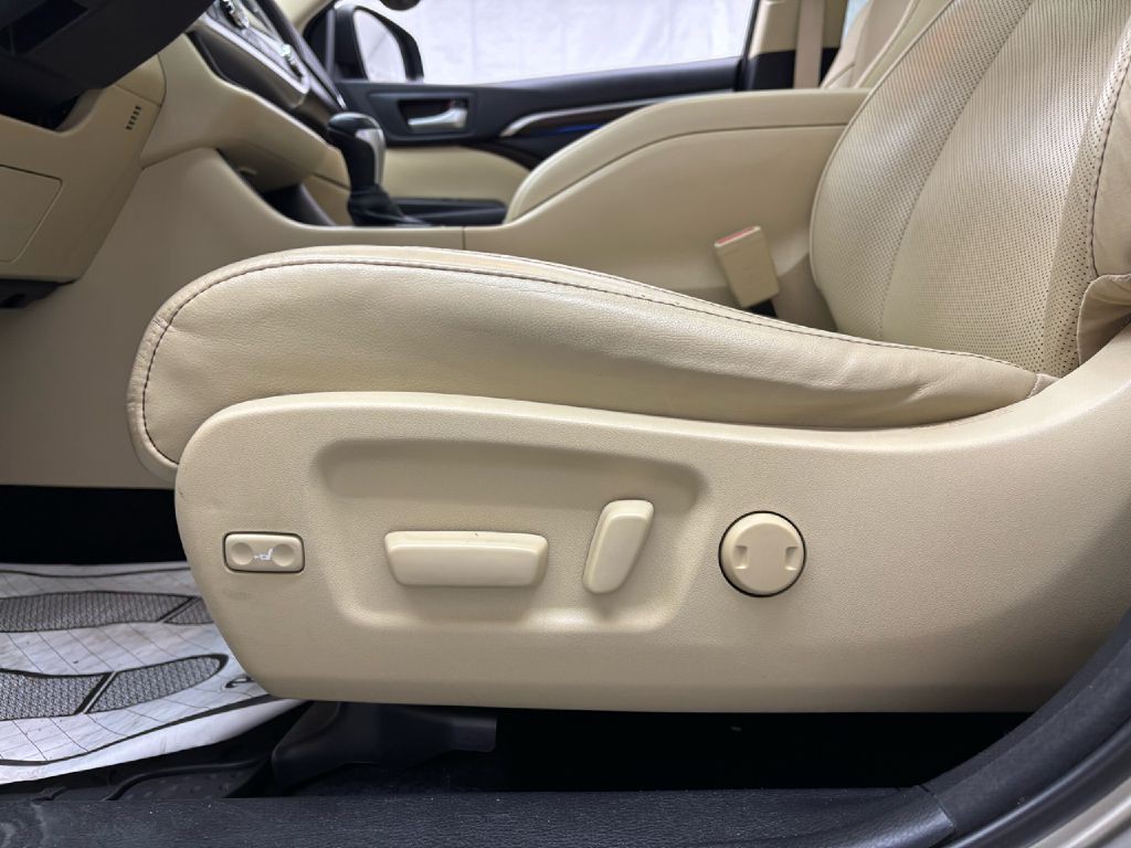 2015 Toyota Highlander Image 32