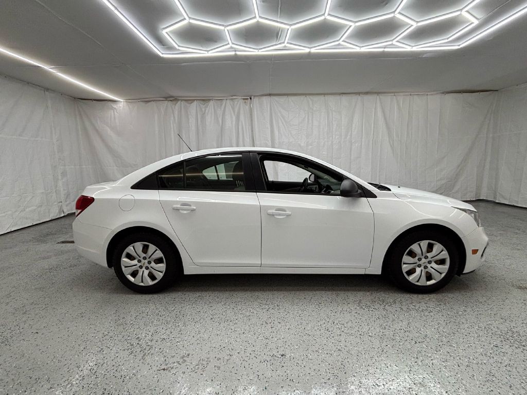 2016 Chevrolet Cruze Image 2