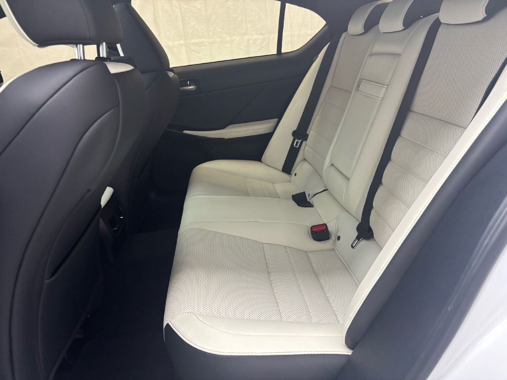 2023 Lexus IS Image 30