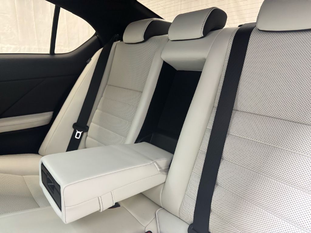 2023 Lexus IS Image 32