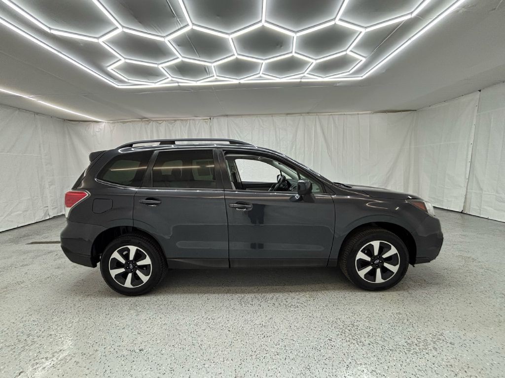 2017 Subaru Forester Image 2