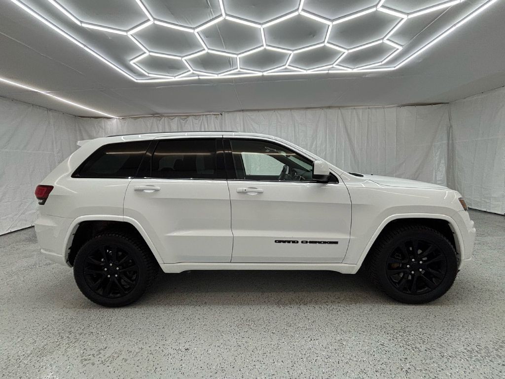 2017 Jeep Grand Cherokee Image 2