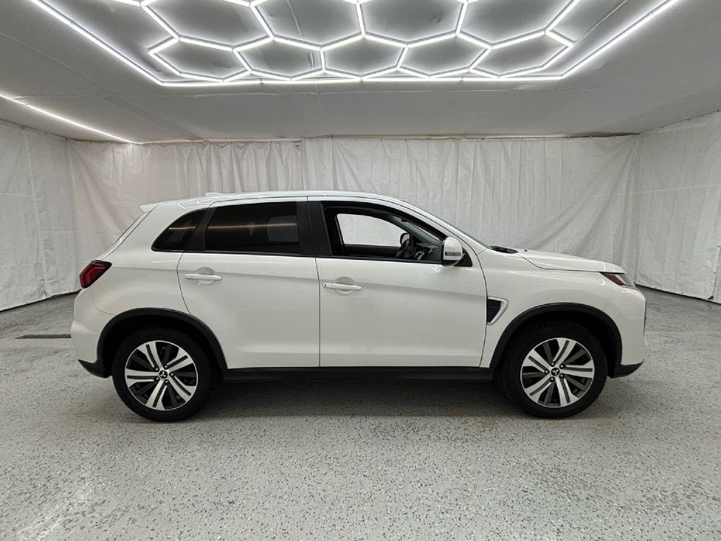 2021 Mitsubishi Outlander Image 2