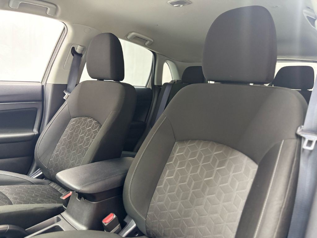 2021 Mitsubishi Outlander Image 13