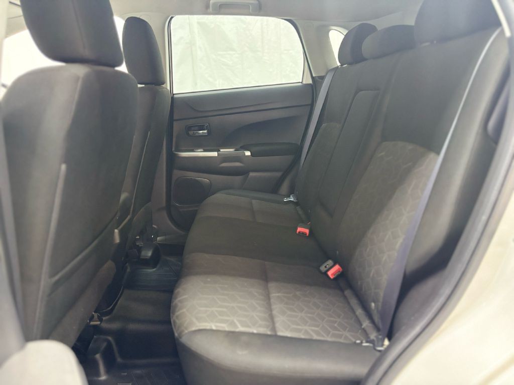 2021 Mitsubishi Outlander Image 24