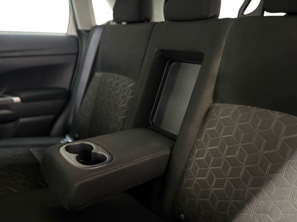 2021 Mitsubishi Outlander Image 25