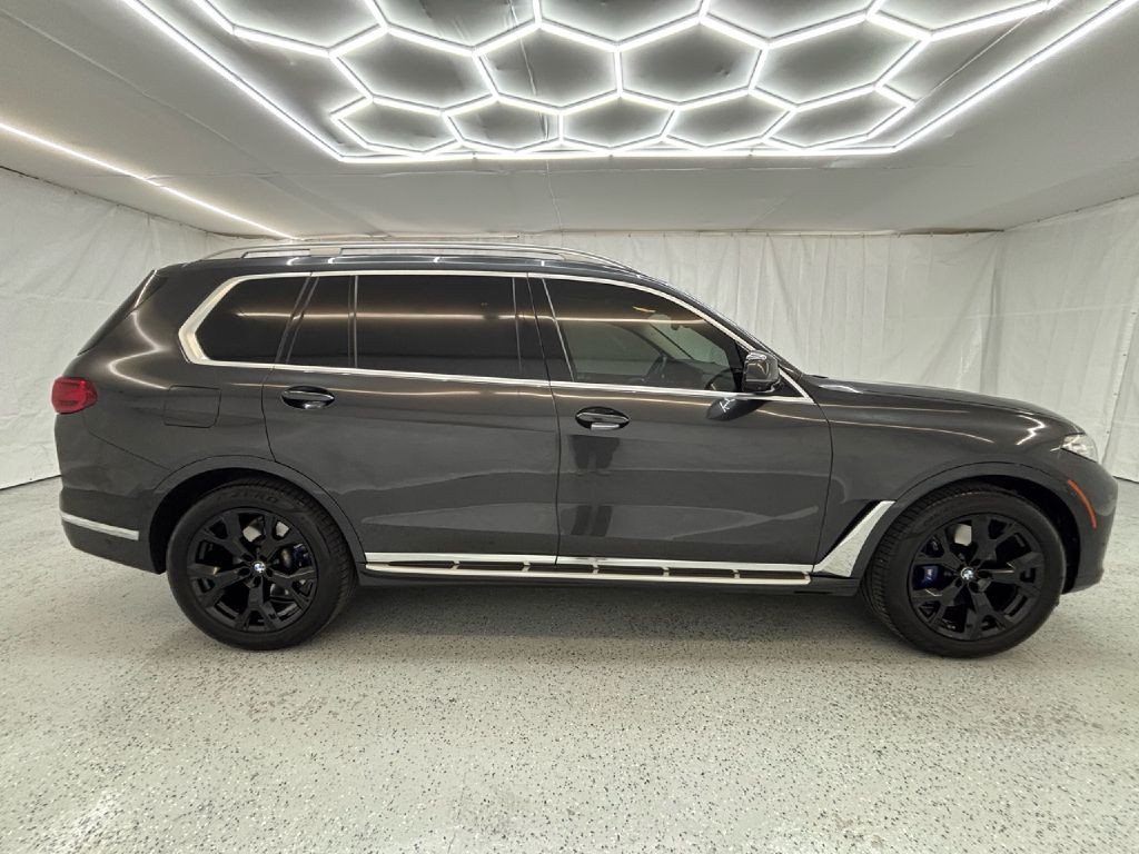 2021 BMW X7 Image 2