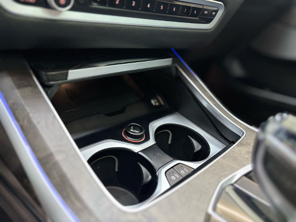 2021 BMW X7 Image 32