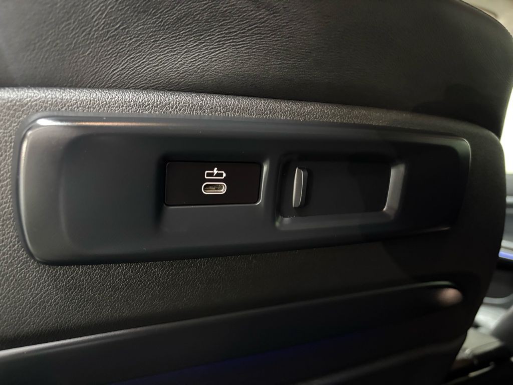 2021 BMW X7 Image 43