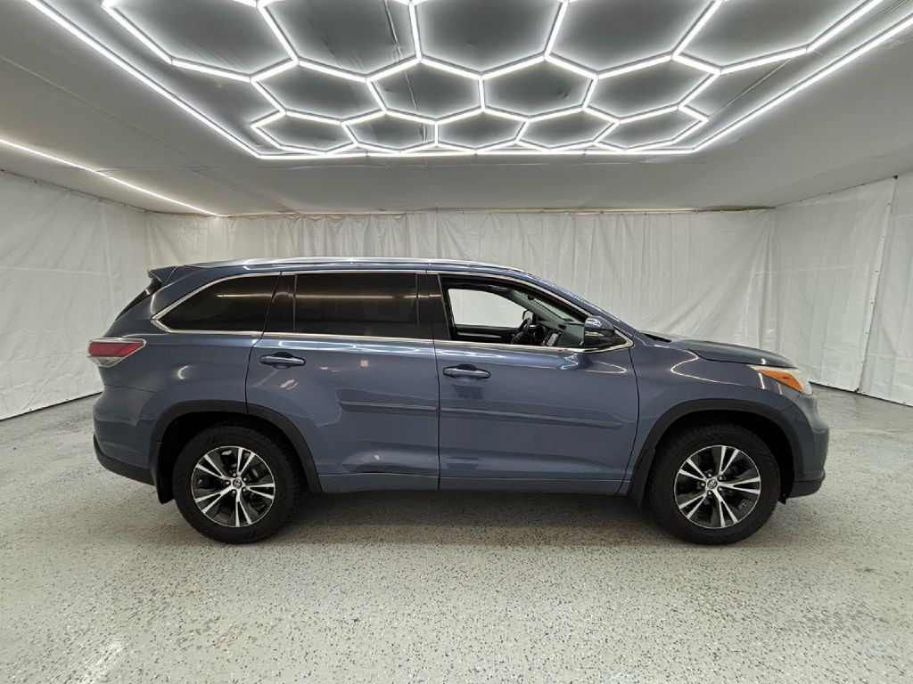 2016 Toyota Highlander Image 2