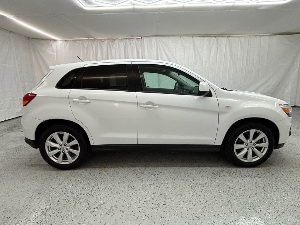 2015 Mitsubishi Outlander Image 2