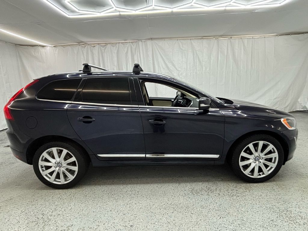 2017 Volvo XC60 Image 2