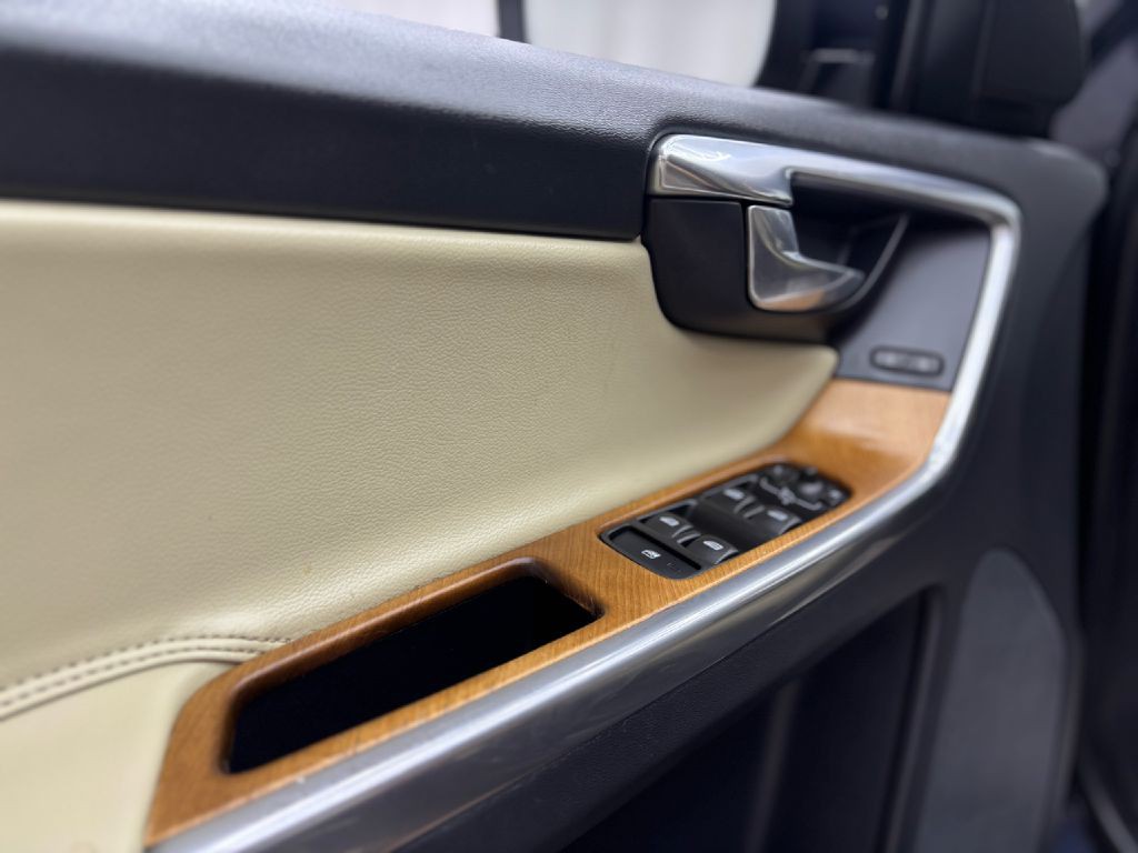 2017 Volvo XC60 Image 19