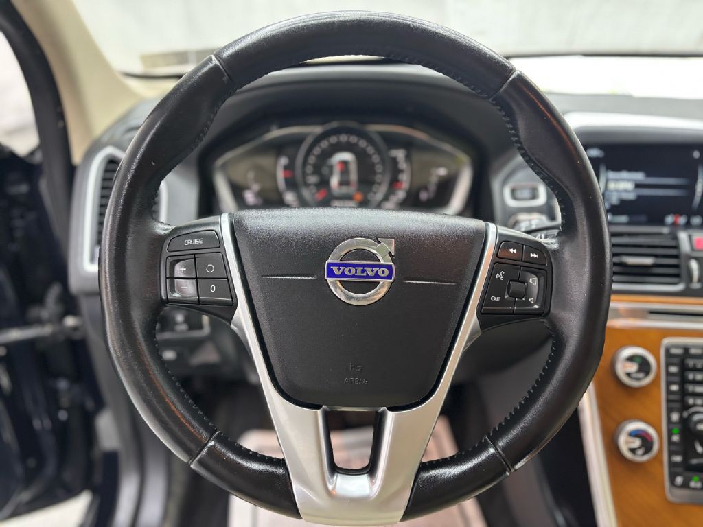 2017 Volvo XC60 Image 21