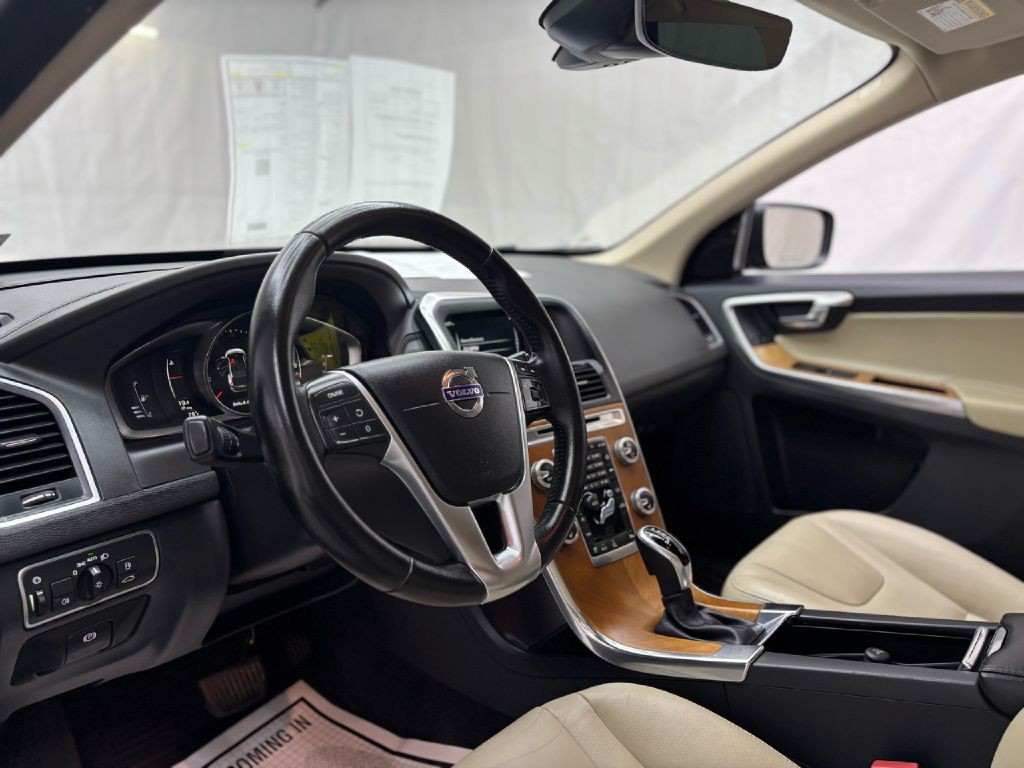2017 Volvo XC60 Image 24