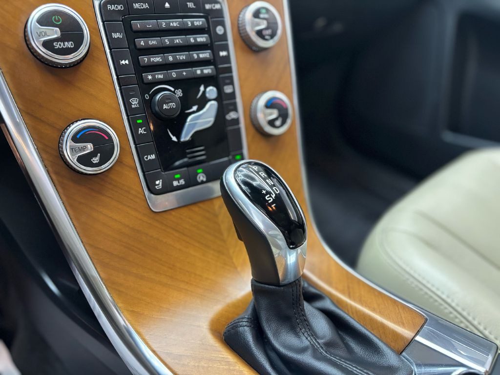 2017 Volvo XC60 Image 30