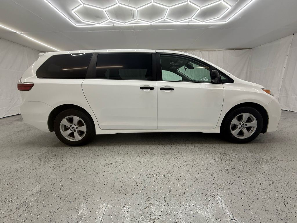 2020 Toyota Sienna Image 2