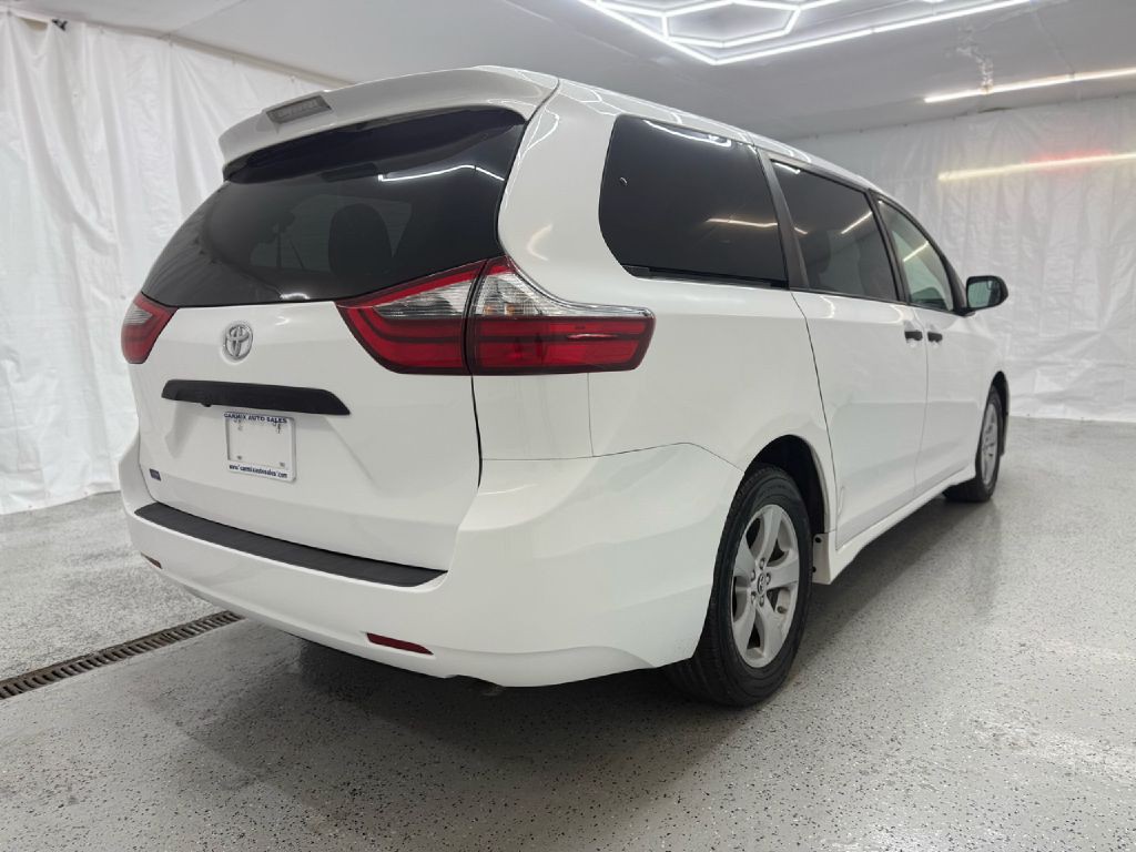 2020 Toyota Sienna Image 3