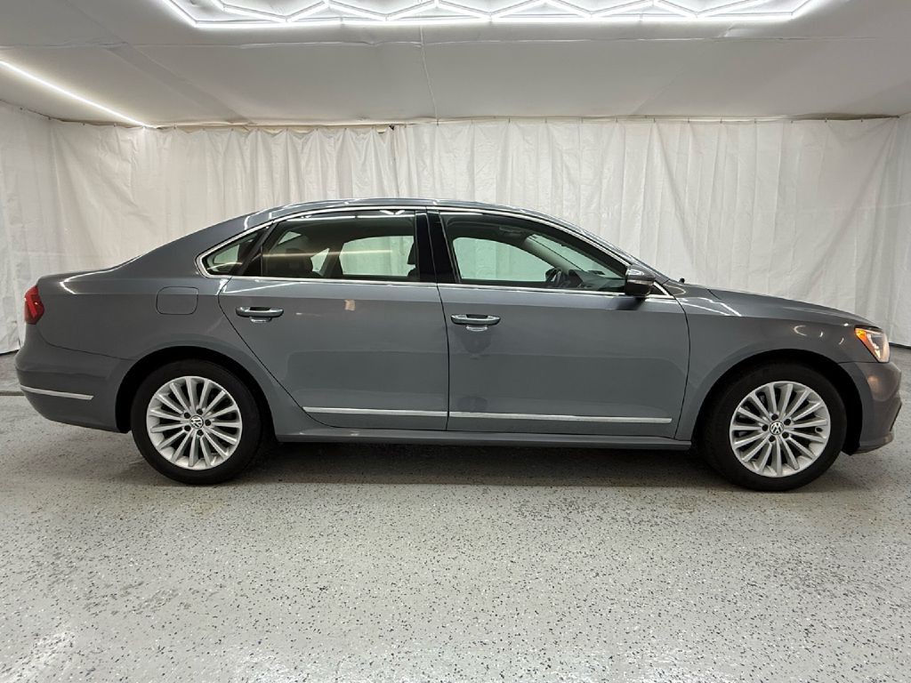 2017 Volkswagen Passat Image 2