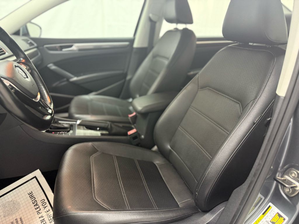 2017 Volkswagen Passat Image 9