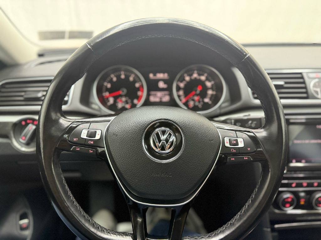 2017 Volkswagen Passat Image 15
