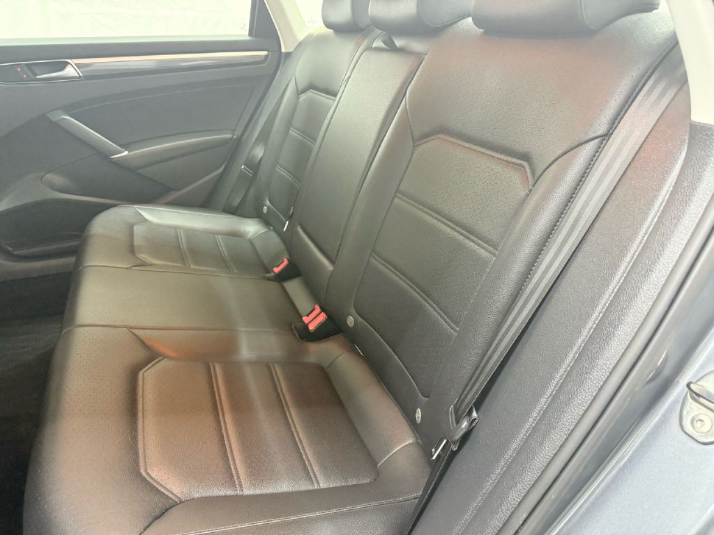 2017 Volkswagen Passat Image 26