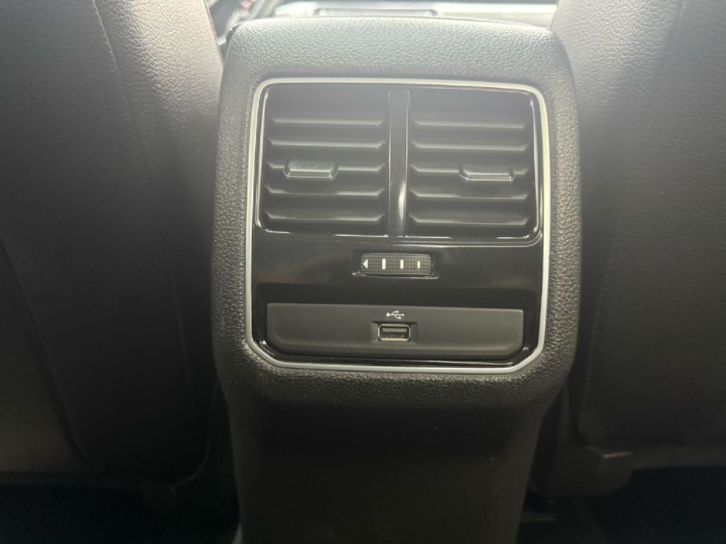 2017 Volkswagen Passat Image 27