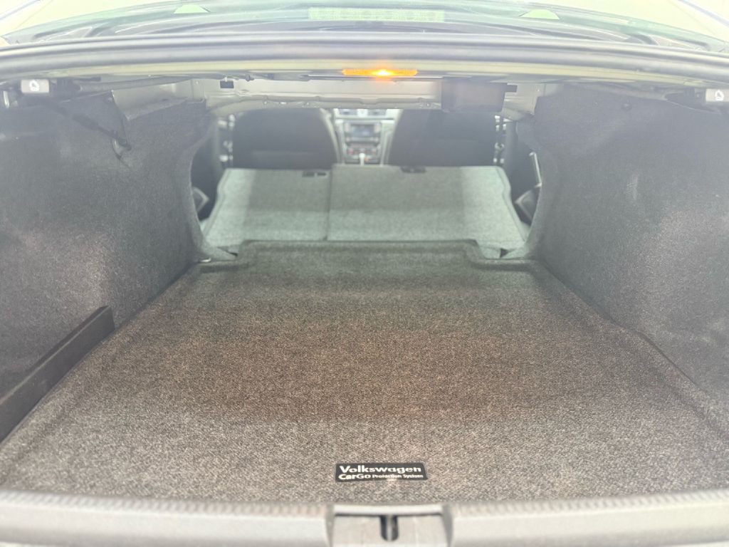 2017 Volkswagen Passat Image 30