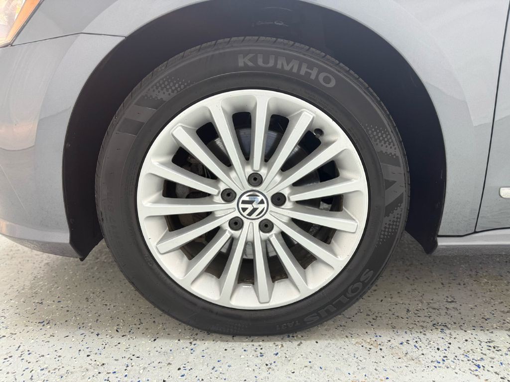 2017 Volkswagen Passat Image 31