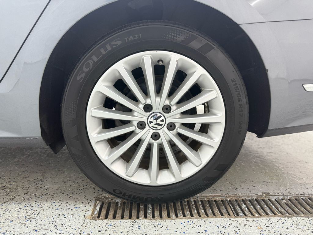 2017 Volkswagen Passat Image 33