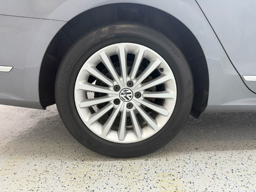 2017 Volkswagen Passat Image 34