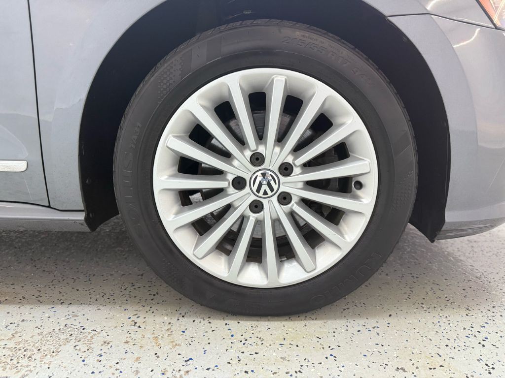 2017 Volkswagen Passat Image 35