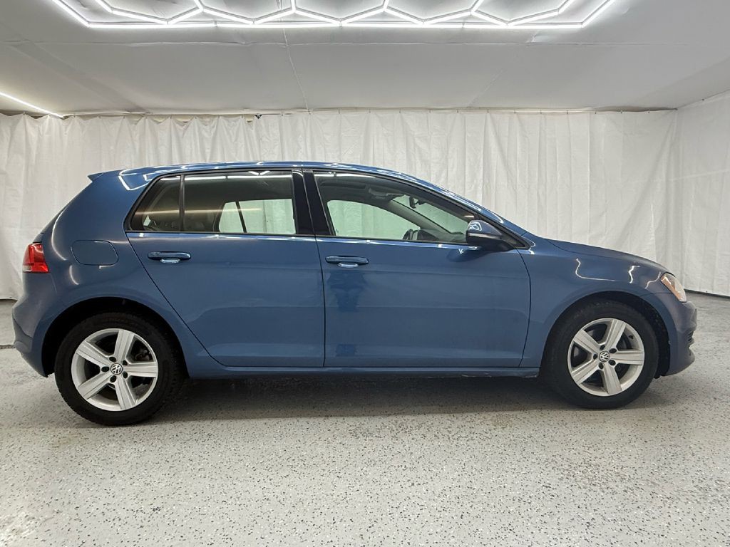 2017 Volkswagen Golf Image 2