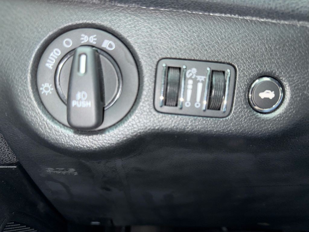 2018 Dodge Charger Image 18