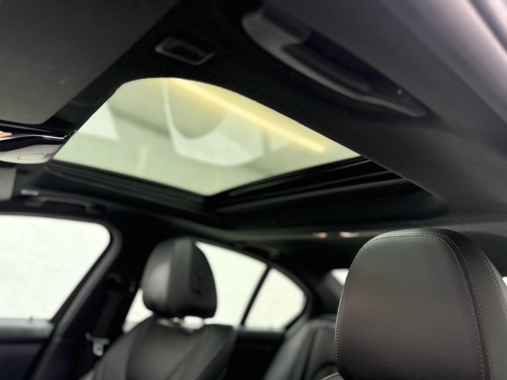 2023 BMW 3 Series Image 23