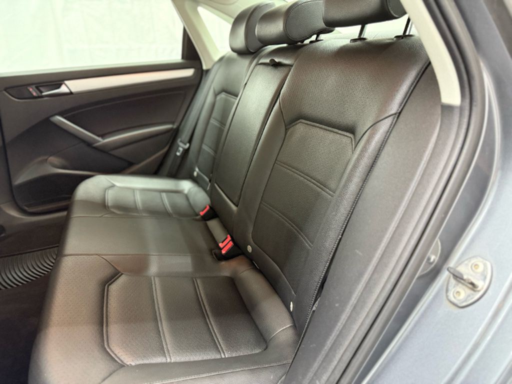2012 Volkswagen Passat Image 21