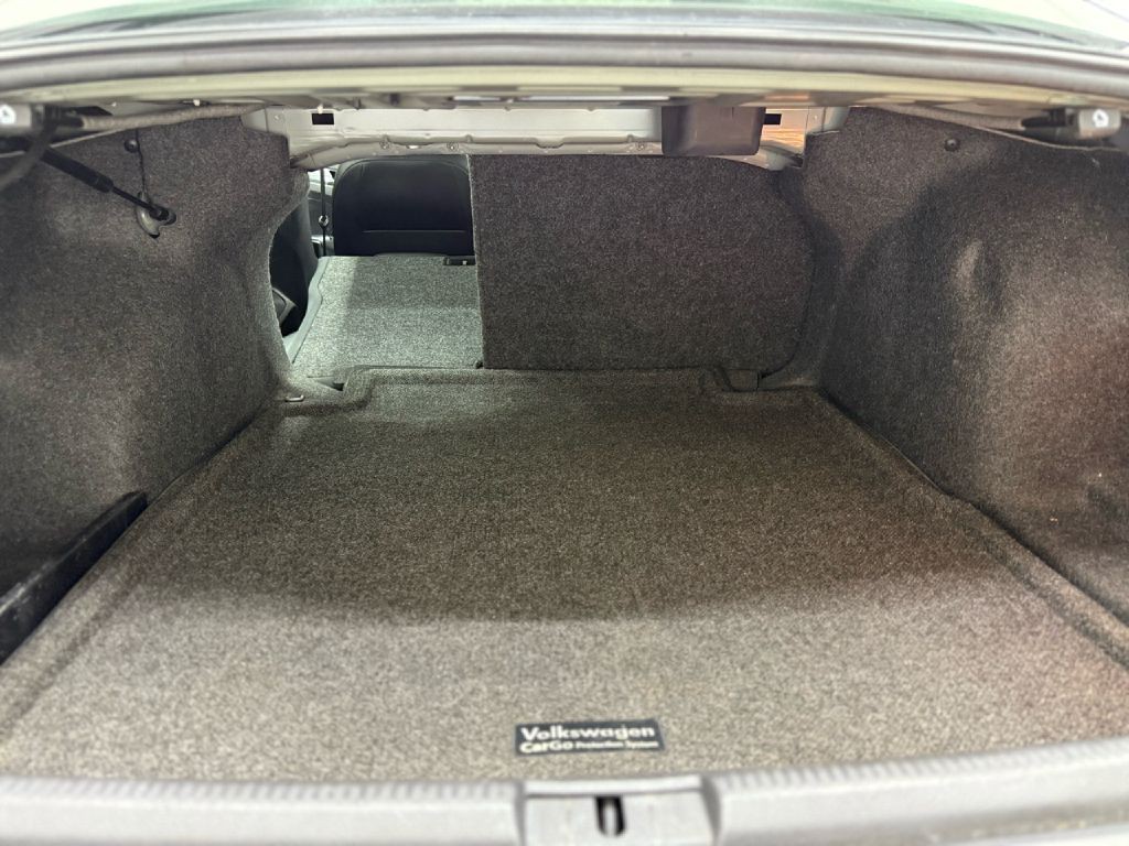 2012 Volkswagen Passat Image 24