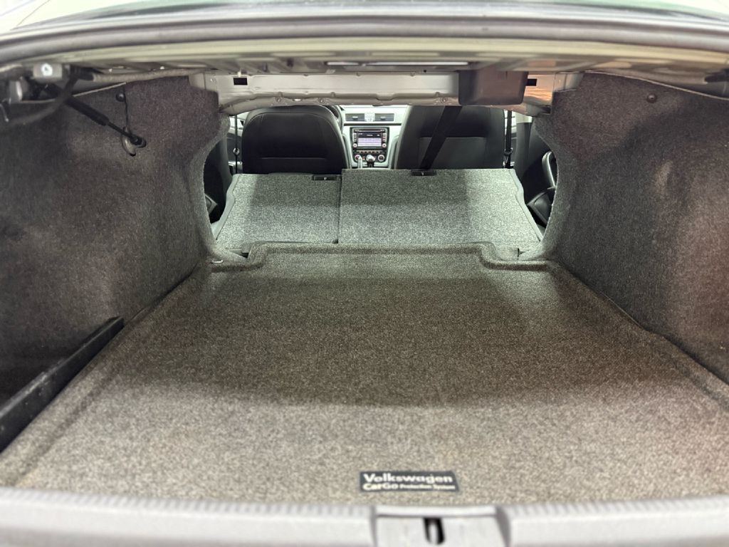2012 Volkswagen Passat Image 25