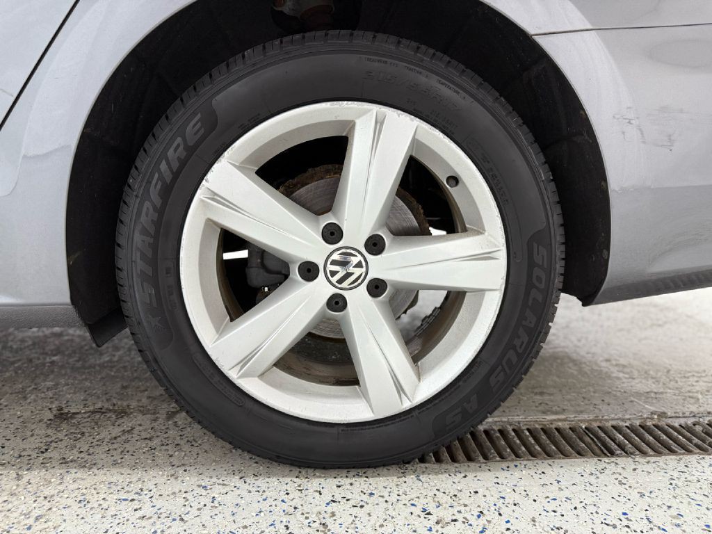 2012 Volkswagen Passat Image 28