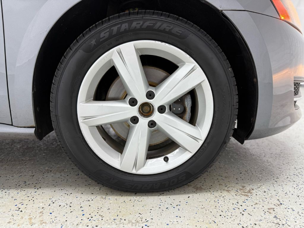 2012 Volkswagen Passat Image 30