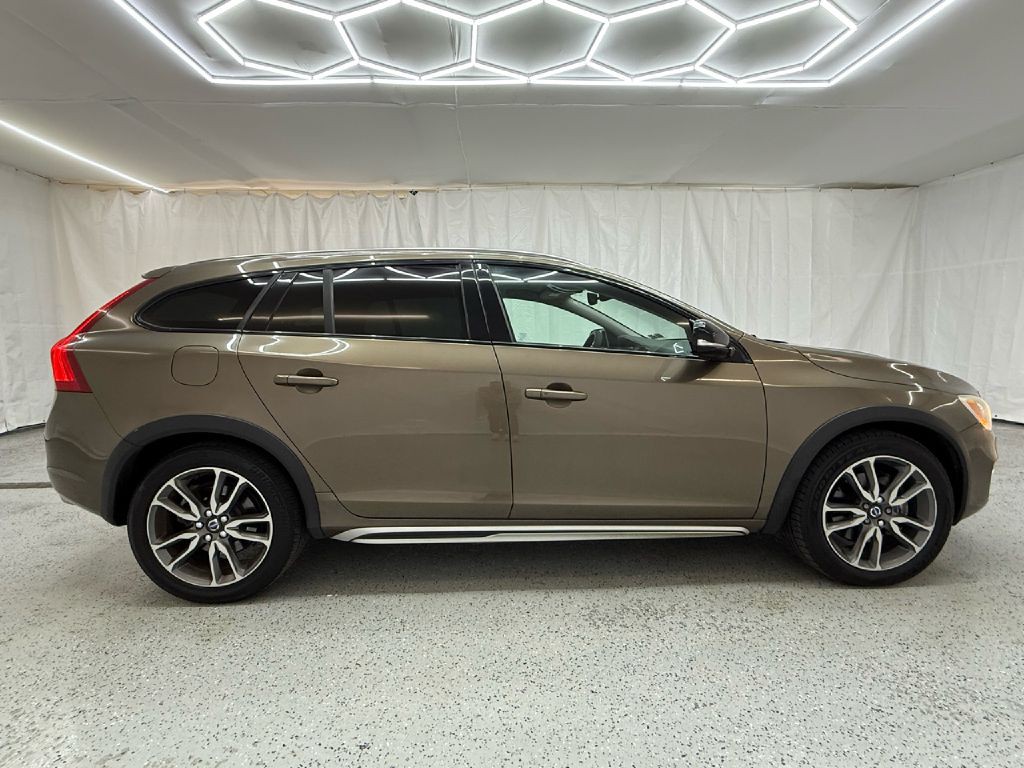 2016 Volvo V60 Image 2