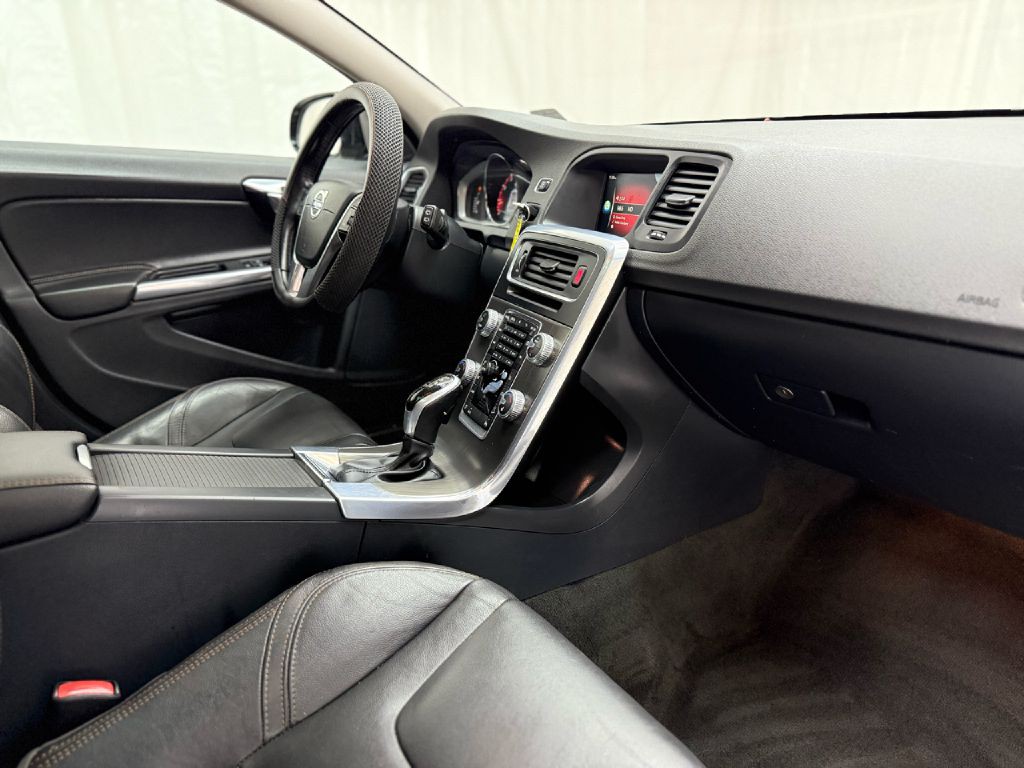 2016 Volvo V60 Image 39
