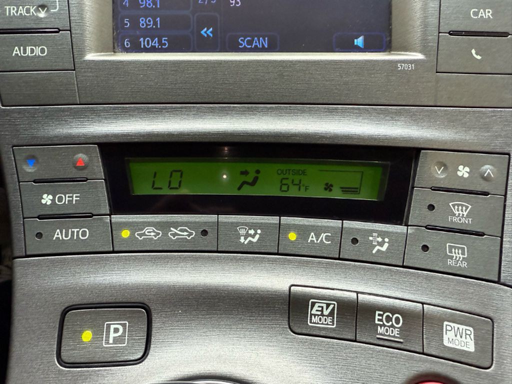 2013 Toyota Prius Image 16