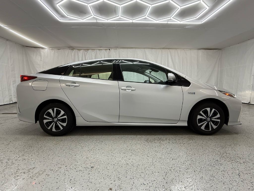 2017 Toyota Prius Image 2