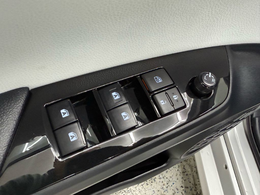 2017 Toyota Prius Image 11