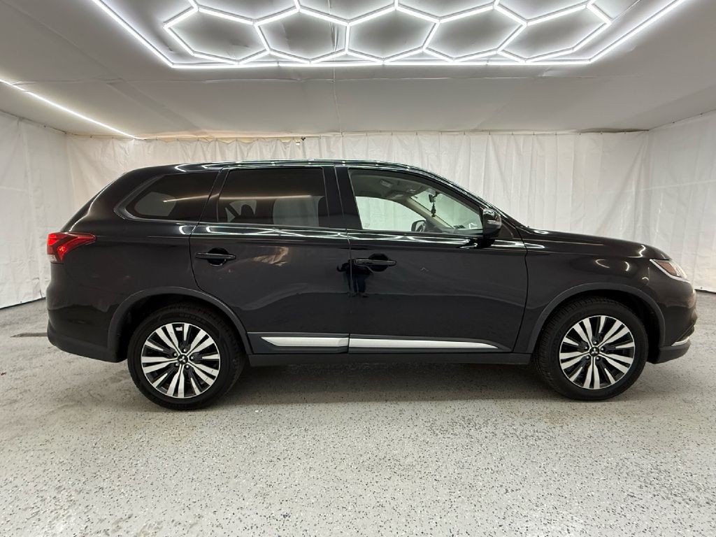 2019 Mitsubishi Outlander Image 2