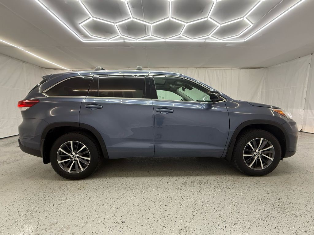 2017 Toyota Highlander Image 2