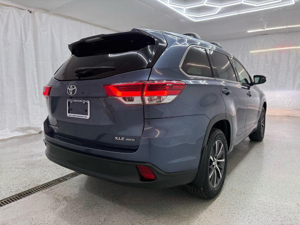 2017 Toyota Highlander Image 3